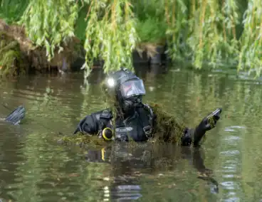 Wapen en telefoons gevonden tijdens zoekactie in water na schietpartij