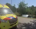 Oudere dame raakt van de weg en belandt in sloot