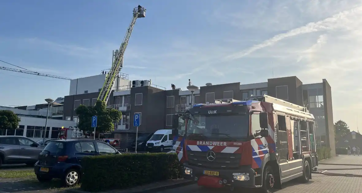 Brandweer koelt dak nadat airconditioning uitvalt