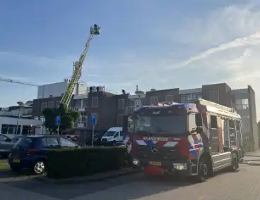 Brandweer koelt dak nadat airconditioning uitvalt