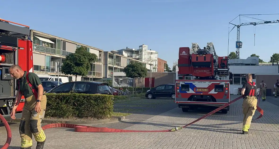 Brandweer koelt dak nadat airconditioning uitvalt - Foto 1