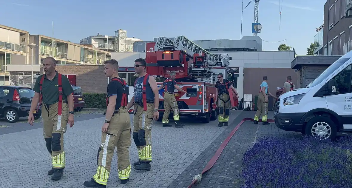Brandweer koelt dak nadat airconditioning uitvalt - Foto 2