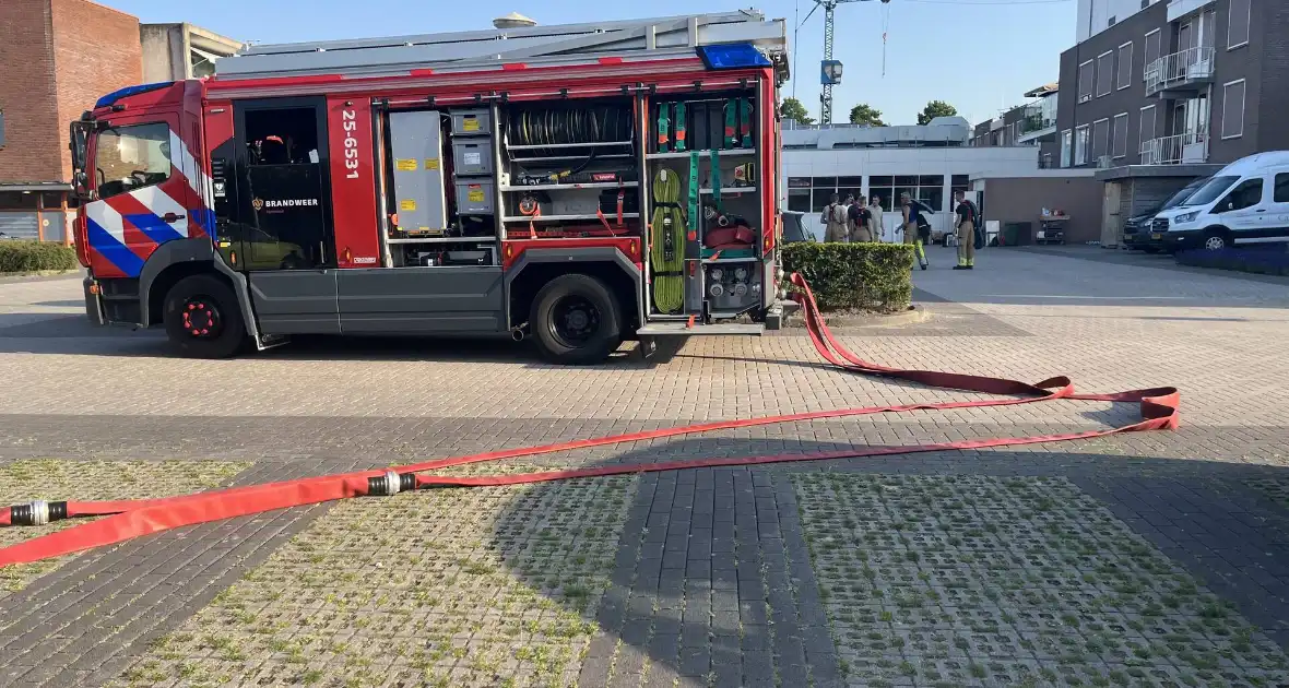Brandweer koelt dak nadat airconditioning uitvalt - Foto 3
