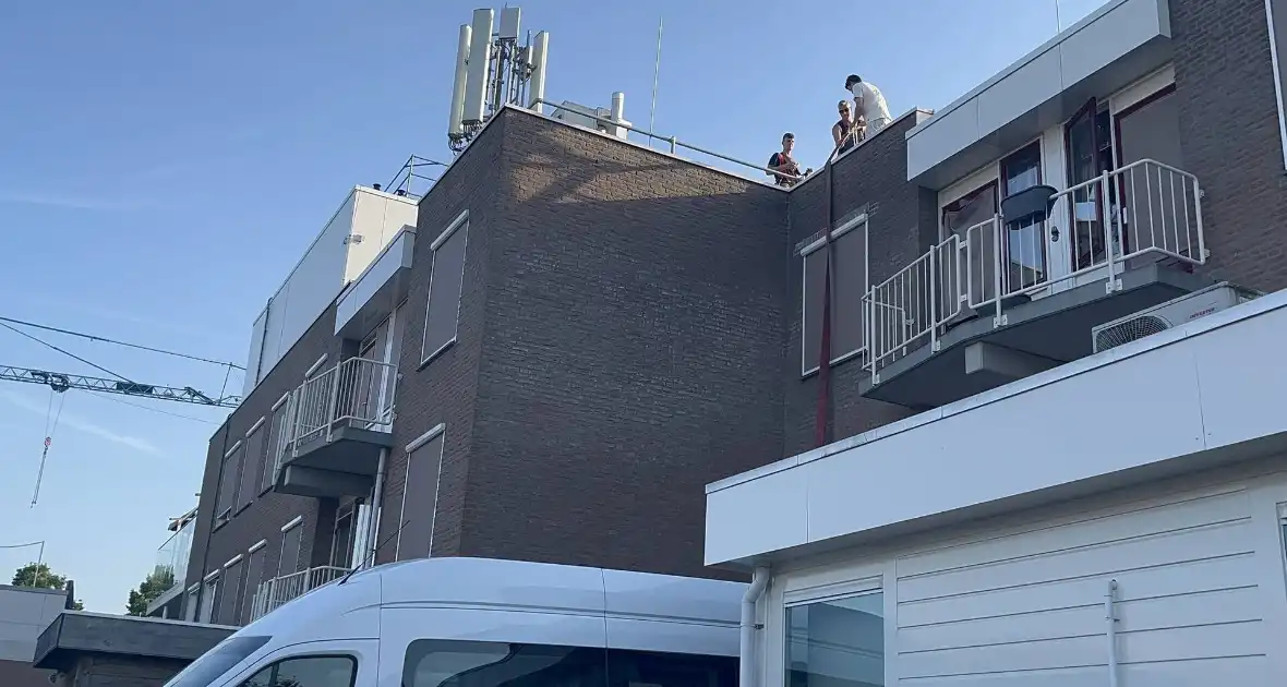 Brandweer koelt dak nadat airconditioning uitvalt - Foto 4