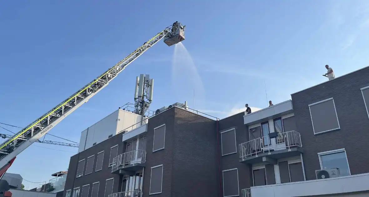 Brandweer koelt dak nadat airconditioning uitvalt - Foto 5