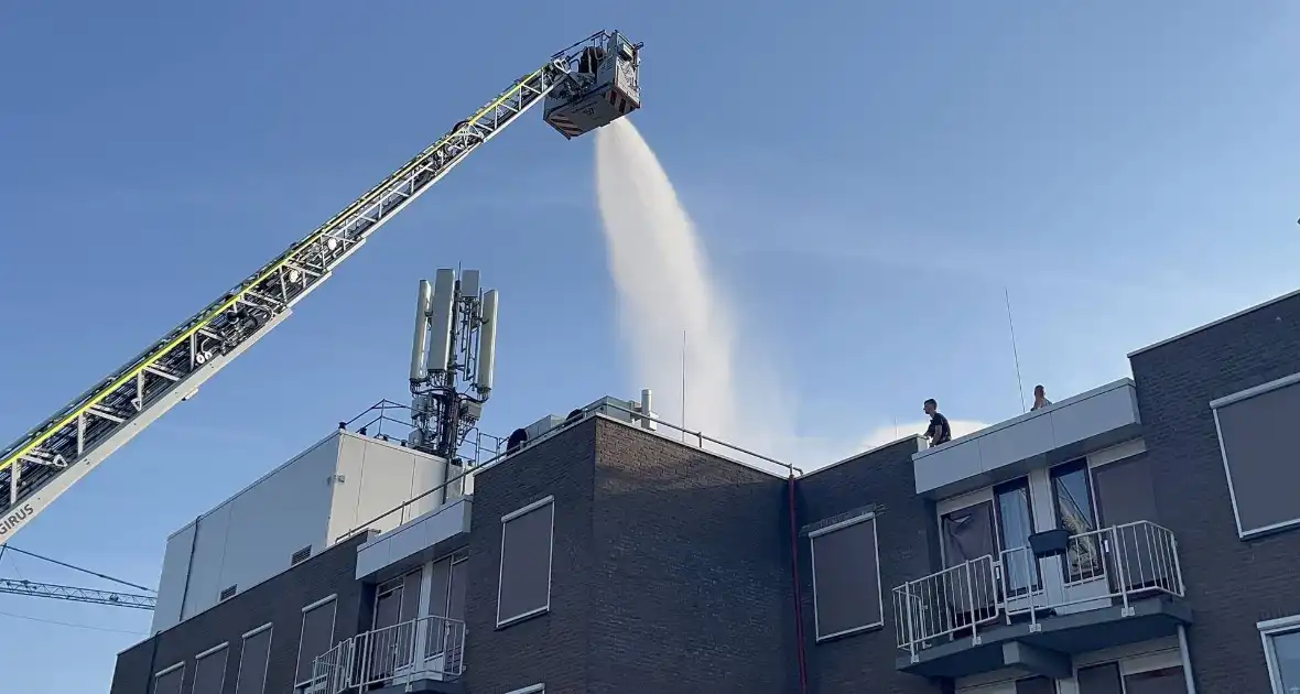 Brandweer koelt dak nadat airconditioning uitvalt - Foto 6