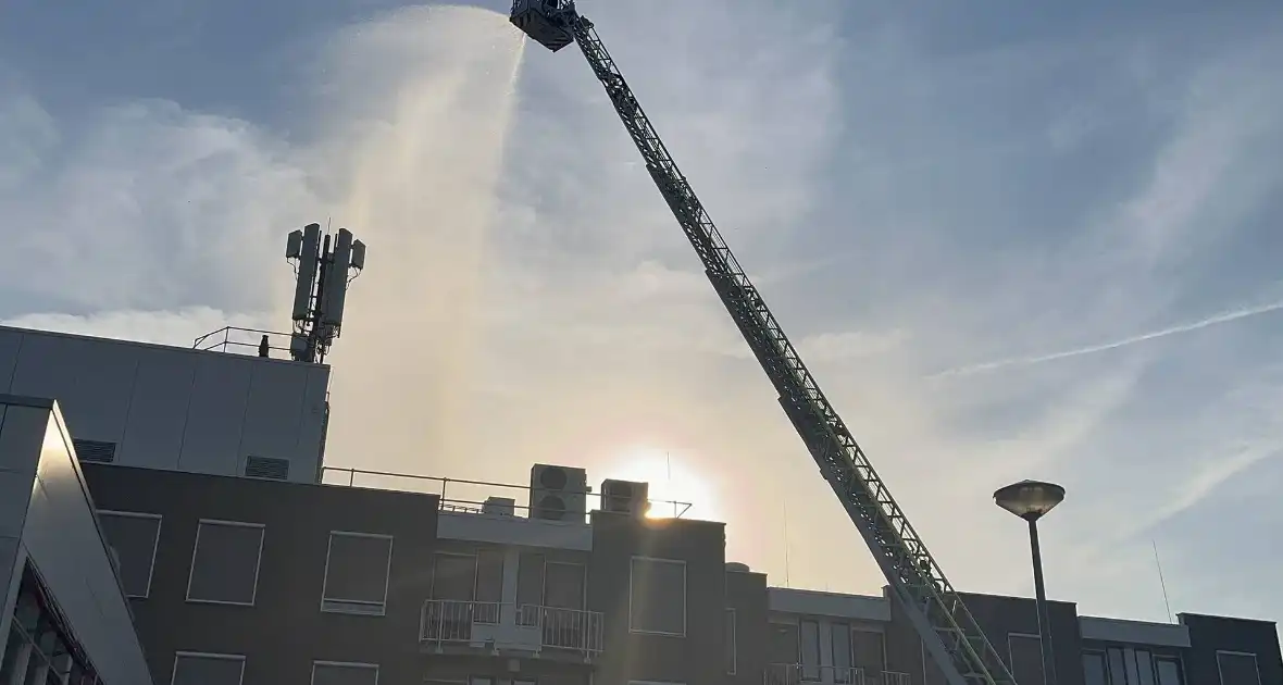 Brandweer koelt dak nadat airconditioning uitvalt - Foto 7
