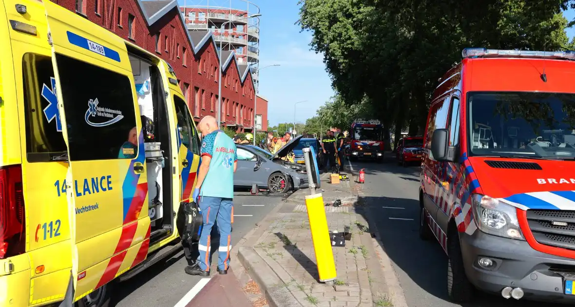 Ongeval met twee personenauto's leidt tot ziekenhuisopname