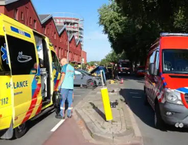 Ongeval met twee personenauto's leidt tot ziekenhuisopname