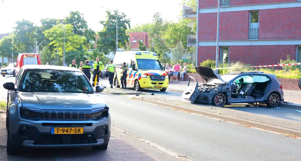 Ongeval met twee personenauto's leidt tot ziekenhuisopname - Foto 1