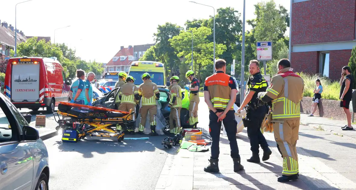 Ongeval met twee personenauto's leidt tot ziekenhuisopname - Foto 11
