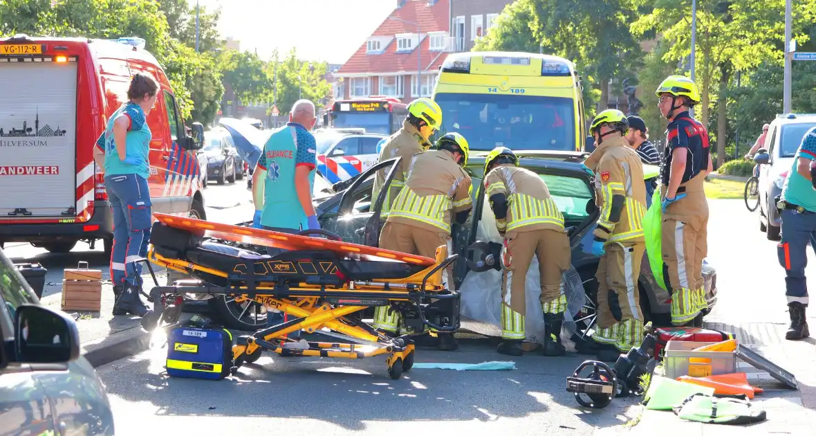 Ongeval met twee personenauto's leidt tot ziekenhuisopname - Foto 12