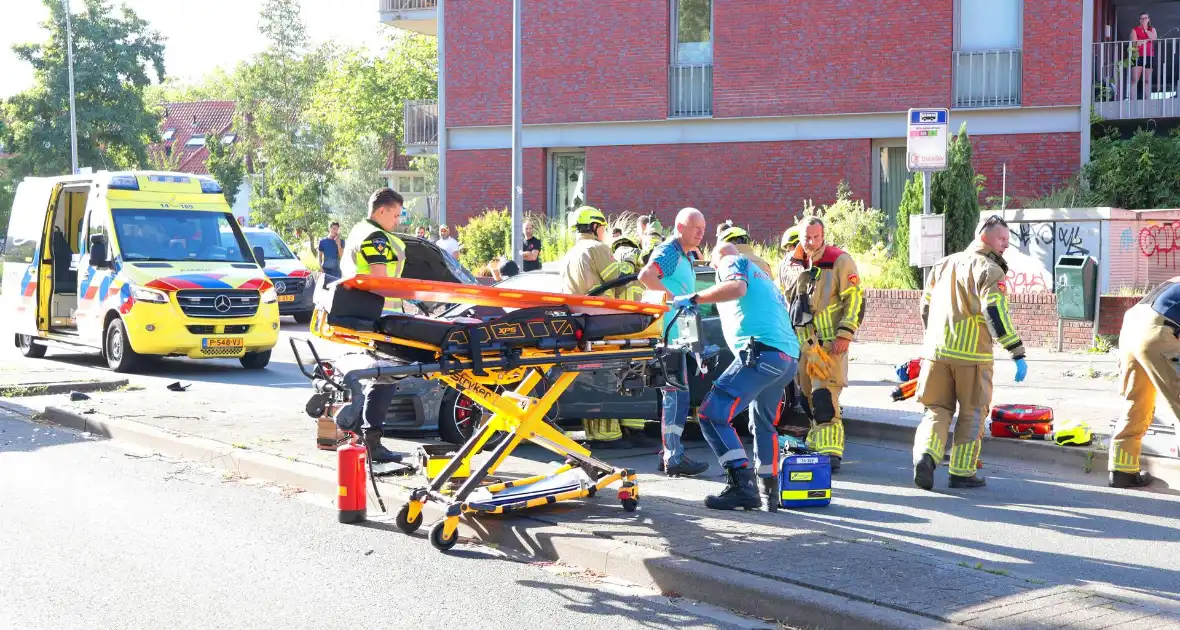 Ongeval met twee personenauto's leidt tot ziekenhuisopname - Foto 13