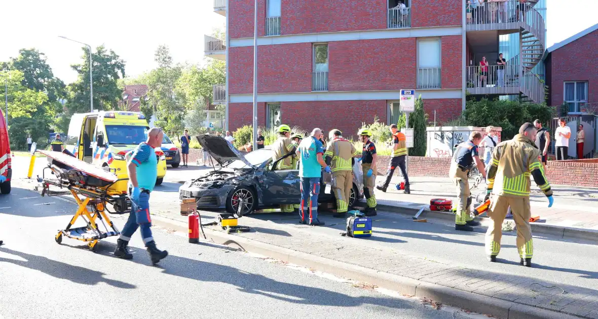 Ongeval met twee personenauto's leidt tot ziekenhuisopname - Foto 14