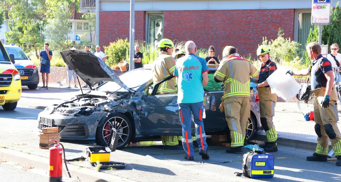 Ongeval met twee personenauto's leidt tot ziekenhuisopname - Foto 15