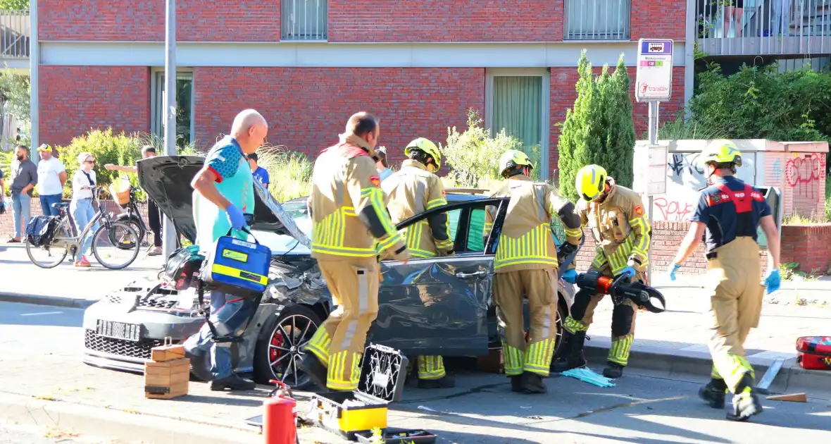 Ongeval met twee personenauto's leidt tot ziekenhuisopname - Foto 16