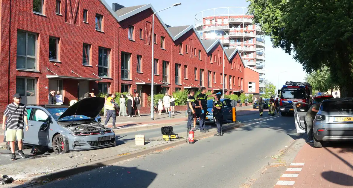 Ongeval met twee personenauto's leidt tot ziekenhuisopname - Foto 17