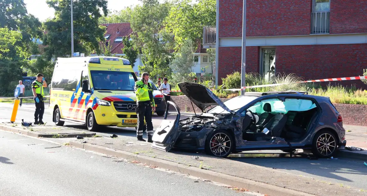 Ongeval met twee personenauto's leidt tot ziekenhuisopname - Foto 18