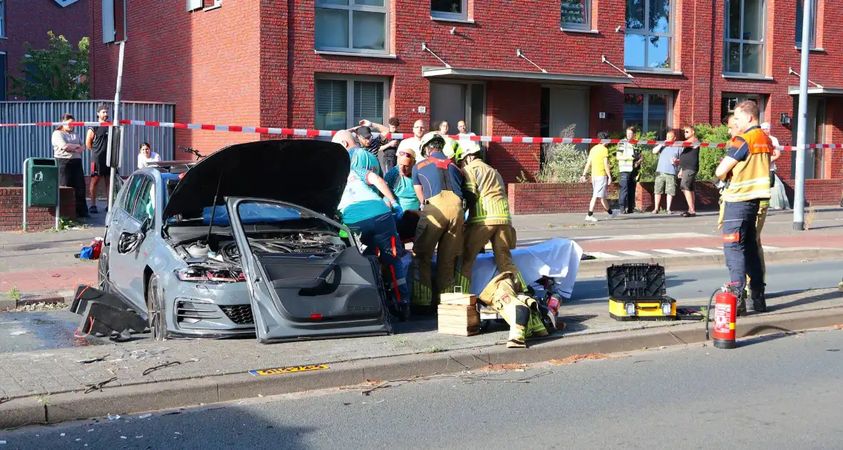Ongeval met twee personenauto's leidt tot ziekenhuisopname - Foto 7