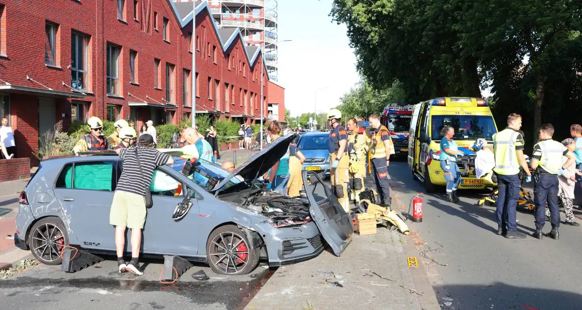 Ongeval met twee personenauto's leidt tot ziekenhuisopname - Foto 8