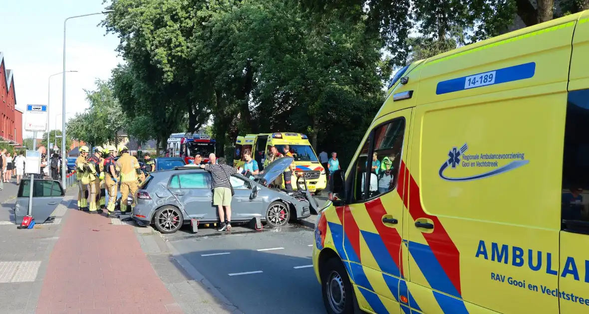 Ongeval met twee personenauto's leidt tot ziekenhuisopname - Foto 9
