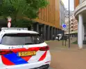 Oudere vrouw rijdt auto van trap af