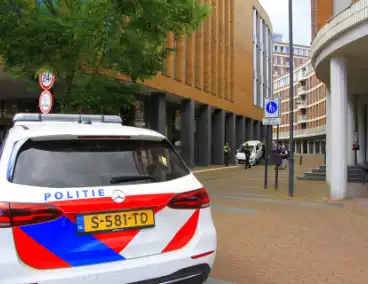 Oudere vrouw rijdt auto van trap af