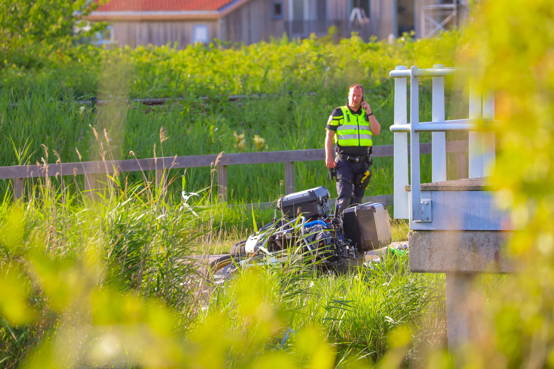 Motorrijder betrokken bij ongeval aan waterkant