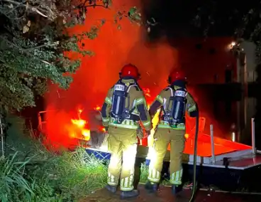 Uitslaande brand op boot in nachtelijke uren