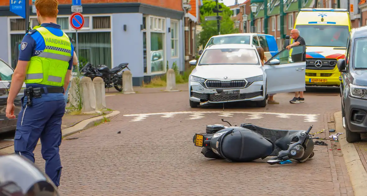 Scooterrijder gewond bij aanrijding met auto op kruising
