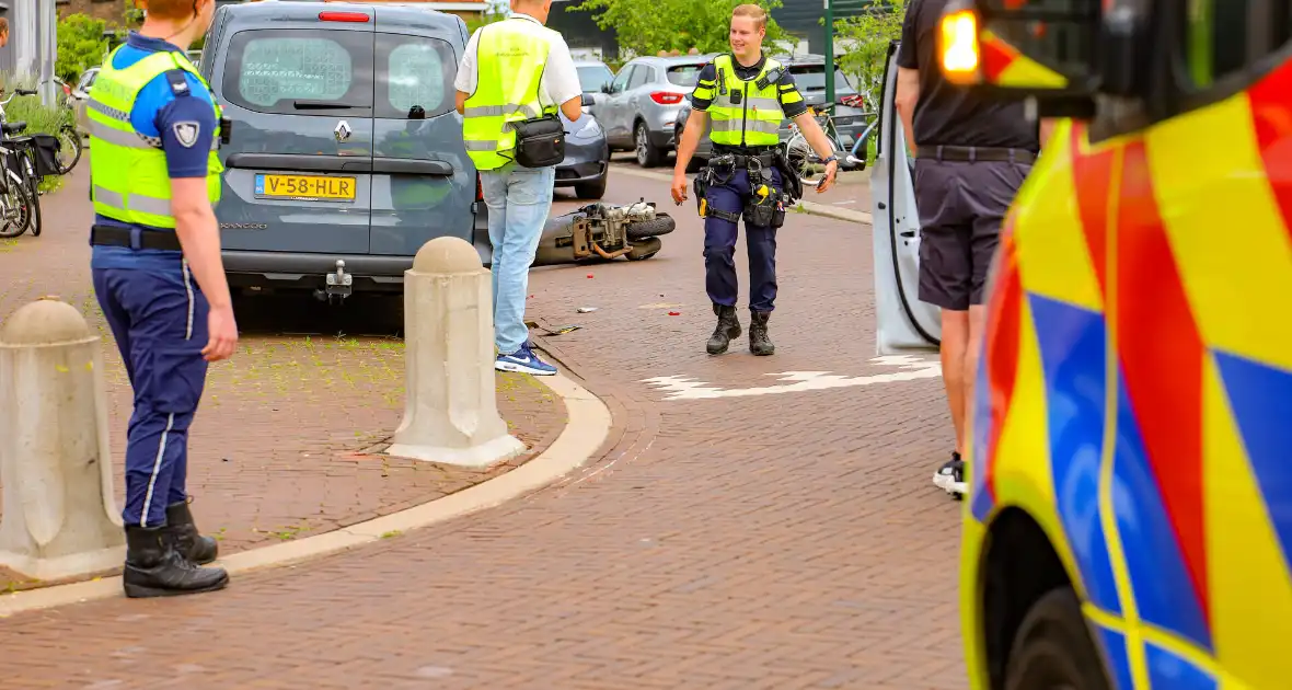 Scooterrijder gewond bij aanrijding met auto op kruising - Foto 1