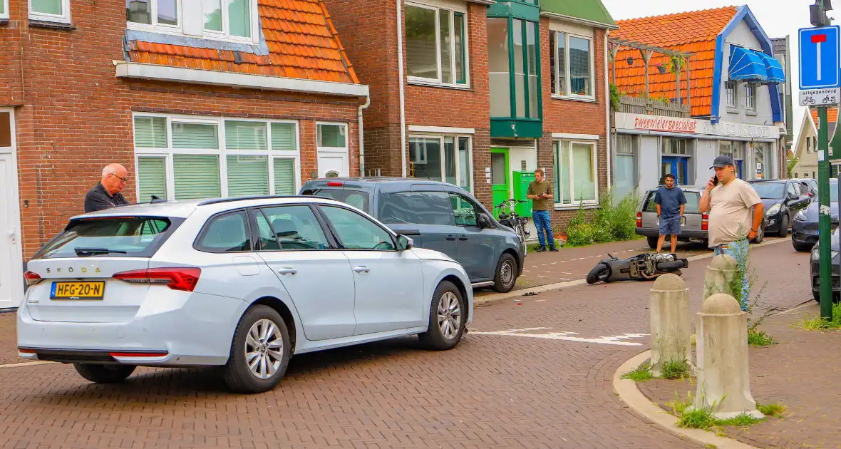 Scooterrijder gewond bij aanrijding met auto op kruising - Foto 2