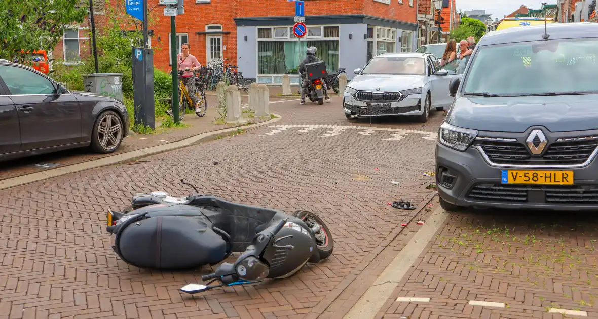 Scooterrijder gewond bij aanrijding met auto op kruising - Foto 3