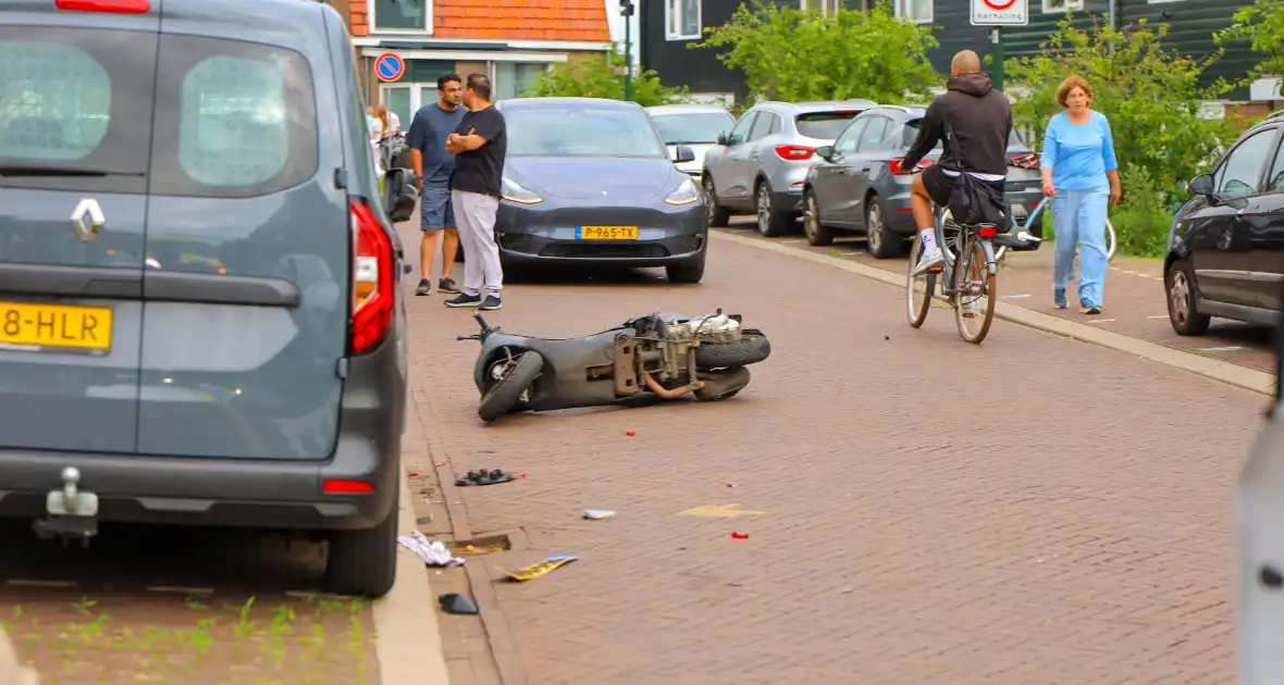 Scooterrijder gewond bij aanrijding met auto op kruising - Foto 4