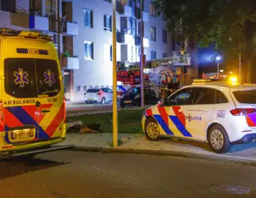 Explosie in flat leidt tot woningbrand