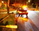 Flinke schade aan auto na botsing met lantaarnpaal