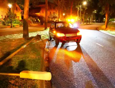 Flinke schade aan auto na botsing met lantaarnpaal