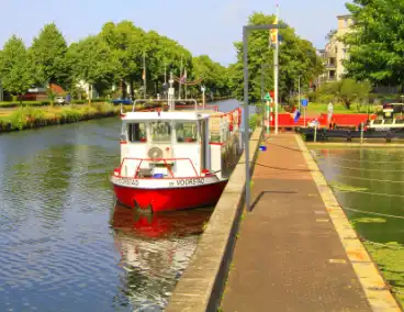 Brandweer helpt passagiers van rondvaartboot