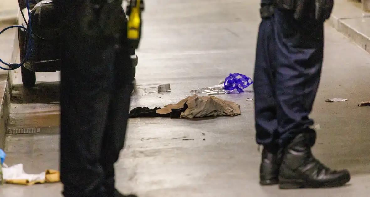 Steekincident in flat leidt tot gewonde en arrestatie - Foto 7
