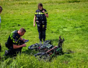 Brommer in het water na mogelijk ongeval