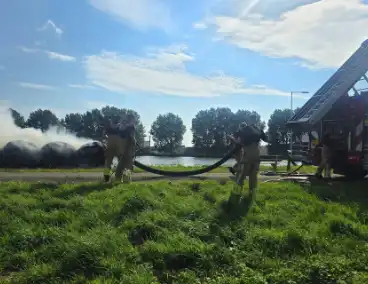Hooibalen in brand veroorzaakt rookoverlast