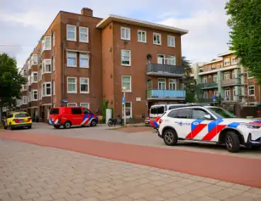 Hulpdiensten redden verward persoon uit binnentuin