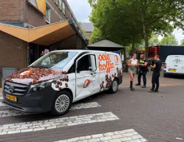 Aanrijding tussen vrachtwagen en bestelbus leidt tot gewonde