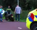 Persoon nagekeken na scooterongeval