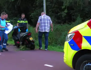 Persoon nagekeken na scooterongeval