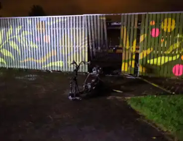 Scooter in brand bij een school