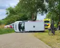 Bestelbus kantelt na aanrijding