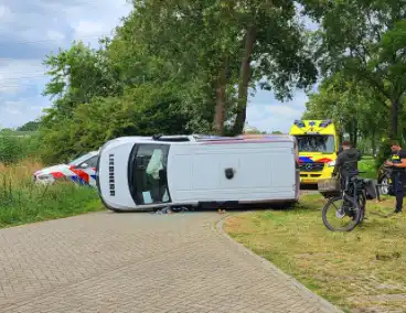 Bestelbus kantelt na aanrijding