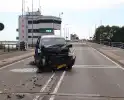 Twee auto's botsen door pechvrachtwagen