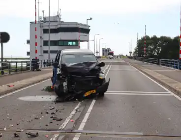 Twee auto's botsen door pechvrachtwagen